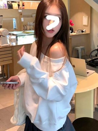 姐妹们快看这件超火的斜肩卫衣,它真的太好看了!它是这种宽松的版型,上身之后特别藏肉,而且还是百搭的纯色设计,不管怎么搭配都不会出错。衣服整体是很有质感的料子,摸起来也很舒服,穿上后显得整个人都很温柔,非常适合日常出行的时候穿。#穿搭分享 #穿搭穿搭 #分享今日穿搭 #穿搭日常分享 #穿搭