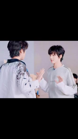 恩仔:这腿太长了有什么办法嘛~#王橹杰#穆祉丞#271199