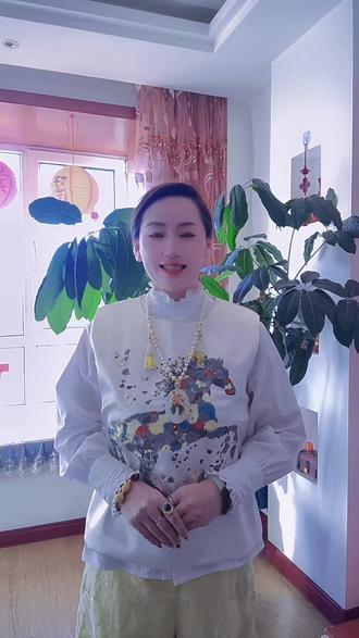 初二上香,万事顺遂。福来,财来,好运来。香火旺,家宅安。马年大吉,所求皆得。一香一愿,平安康健;一心一念,万事圆满。借这一柱香的虔诚,祝大家:策马奔腾开新运,马到功成万事顺。财源滚滚随春到,喜气洋洋伴福来。愿大家每一份努力,都有收获。所到之处,皆有贵人相助。心中所想皆如意,身边所伴皆良人。#民俗文化 #老祖宗留下的规矩 #文化传承 #弘扬传统文化传播正能量