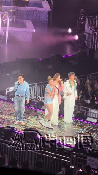 不得不说方力申这场演唱会嘉宾阵容太绝!陈晓东、李彩桦、周励淇齐齐登场,合唱《百分之百感觉》电影主题曲,全是青春的回忆😭