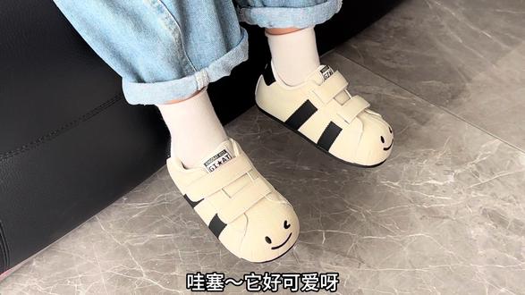 它好可爱啊~不敢信啊一双童鞋就因为卖的太火爆直接追加到44码!大人小孩都能穿~#奇诺鼠 不愧是大品牌,质量嘎嘎好!丑萌丑萌的巨巨巨可爱#儿童运动鞋#高品质时尚童鞋 #童鞋#宝妈推荐