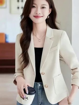 姐妹们,这件卡其色短款西装外套真的太绝了,面料摸起来非常舒服,手感很好,而且它超级百搭,不管怎么穿都很时髦,简直是秋冬必备单品,喜欢的小姐姐千万不要错过哦!#潮流时尚穿搭 #时尚 #街头美女 #时尚潮流穿搭 #最美街拍