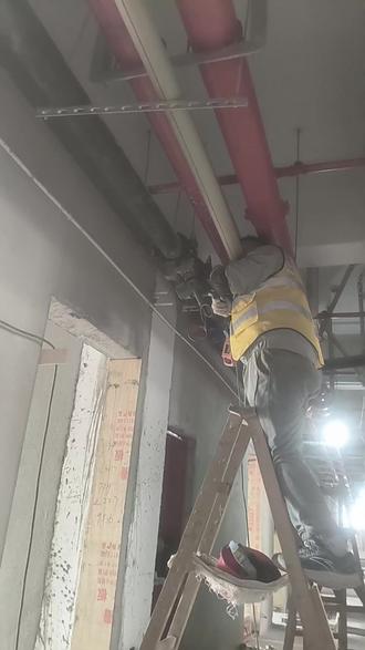 看这专注的背影,水电安装还是要专业师傅干 #宁波姜山 #匠心工艺