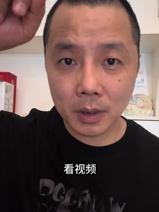 #安全出行 男子骑车横穿马路,大货车紧急避让,结局悲剧了#安全驾驶