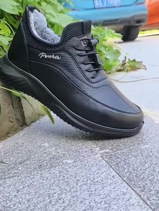 “足下生风,步步从容。正如苏轼所言:‘竹杖芒鞋轻胜马,谁怕?’这款冬季加绒健步鞋,保暖与舒适兼得,行走间尽显风度。❄️👟 #冬季必备 #健步如飞”