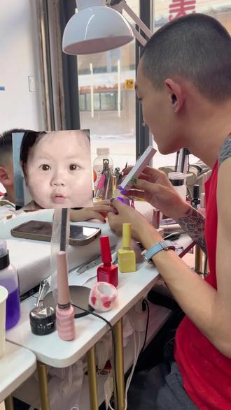 过年做美甲受害的第一个小孩出现了 #男美甲师 #小孩美甲 #受害