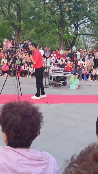 是谁的DNA被狠狠触动!浑厚嗓音里翻涌着黄土地的沟壑,魏广德一开口,每一句唱腔都裹着这把黄土的厚重与温热,把刻在骨子里的故乡情唱得戳人心窝,听完久久走不出这片深沉的土地。