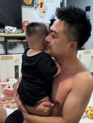 又是外姓人的一天,被他爸天天熊然后还跟人家搂脖🥲 #可爱人类幼崽 #萌娃搞笑日常 #父子日常