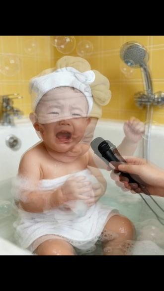 宝宝泡澡也能“唱”出花样,哭声中带着戏精的灵魂。😂🎤 #AI臭宝小可爱 #限时日常
