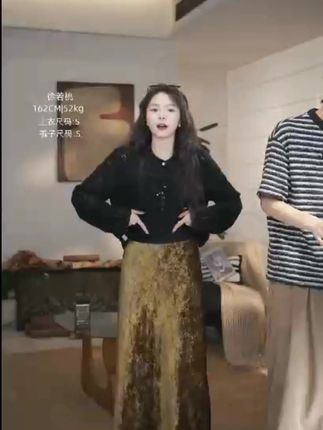#穿搭分享 新款裙子上新啦,适合春秋冬三个季节的真丝丝绒百搭裙子。它可以防静电,不会吸腿!款式时尚大气!任何场合都能轻松驾驭!#女装穿搭 #穿出自己的风格 #优雅气质 #时尚穿搭时尚穿搭时尚