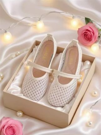 # 标题:👠达芙妮玛丽珍单鞋,夏日必备? ,正文:,宝子们,最近挖到超美的达芙妮玛丽珍单鞋😎。镂空网面设计,时尚感拉满,一字带经典又百搭。2025新款,夏季穿正合适,渔网元素增添独特魅力。上脚舒适,走路不累脚。无论是搭配裙子还是短裤,都能轻松出彩。个人觉得这鞋性价比超高,日常出行、约会穿都很棒。大家会考虑入手吗🧐? ,#达芙妮 #玛丽珍单鞋 #时尚单品 #夏日穿搭 #女鞋推荐