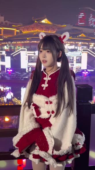 有没有大神来帮她p一个帅哥#失眠熊 #过年还得龙之梦#太湖演艺城