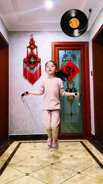 #随着音乐动起来
记录暄暄小朋友👧小学一年级
跳绳一分钟(141)
继续加油💪