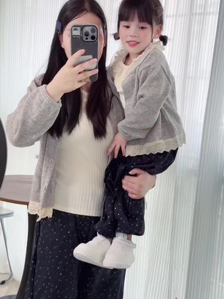 遇见你以后 我有机会重新养一遍小时候的自己 那个怕黑的小孩得到了陪伴 那个爱犯错的小孩得到了原谅 当那个我们都喜欢而小时候舍不得买的东西 放在你手心我一下子拥有了三份快乐 一份是因为你 一份是看着你的我 一份是来自遥远的小时候#我的女孩👧🏻