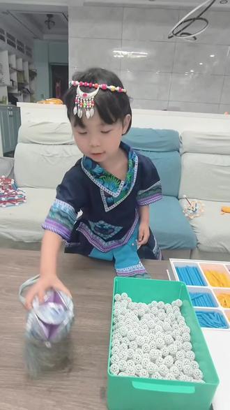 当Zometool的黄棍在手中散开,我们决定在这样的三月三氛围里,用几何语言翻译壮族的传统手工艺品——绣球。这不是简单的手工,而是一场穿越百年的数学诗篇!#Zometool #Zometool创造大师 #空间思维 #壮族三月三 #手搓绣球 @Zometool