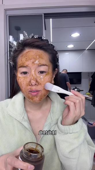 30+以上爱美女士看过来,不要再敷普通的补水面膜了,这款木茶纪水光茶膜,抗皱 紧致 淡纹 去黄 提亮特别好,涂到脸上冰冰凉凉特别舒服,敷完以后皮肤水润透亮有光泽,真的巨巨巨补水,经常熬夜皮肤暗沉 松垮一定要试试#木茶纪菁颜水光茶膜 #熬夜救星 #补水保湿 #抗皱紧致 #涂抹式面膜