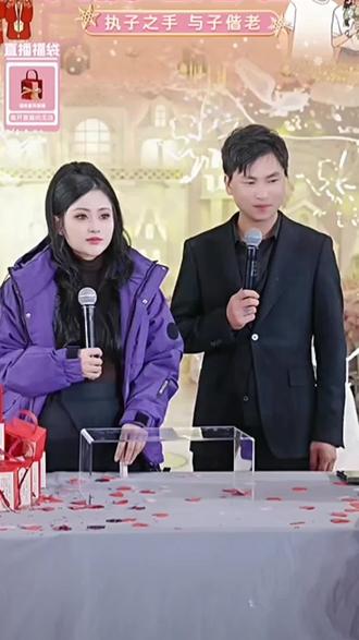 家里有老人小孩的一定要学会这个软烂入味的卤肉,真的特别好吃又下饭。焯过水的肉肉放入锅中,葱姜蒜、干辣椒也放进去,关键是这个调配好的卤料包,别的什么都不用放了,加入适量清水扣盖煮一个小时,满屋子飘香,软烂入味,真的太香太好吃了,赶紧收藏做起来吧!