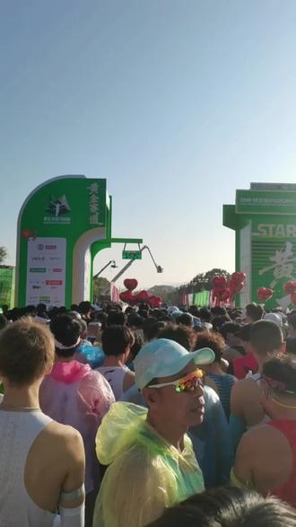 收官之作没给自己留遗憾,给夏训的自己交份满意的答卷,感谢途中咬牙没有放弃的自己,安全顺利PB了96秒,成功拿回第一次报名费😄😄#黄石马拉松 #生活态度正能量 #比赛现场视频 #运动量爆棚的一天 #致耀眼的普通人