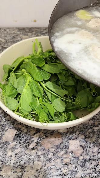 豌豆尖的季节到了!
#动手自己做美食 #创作者中心 #创作灵感 #豌豆尖丸子汤 #豌豆尖