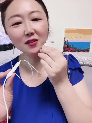 不是普通的耳机,是一款蓝牙耳机声卡。9档混响。 蓝牙。 耳返