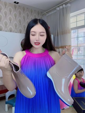 女士中筒雨靴 #雨鞋#中筒雨靴#防水雨靴#雨靴推荐 @DOU+小助手 @DOU+上热门