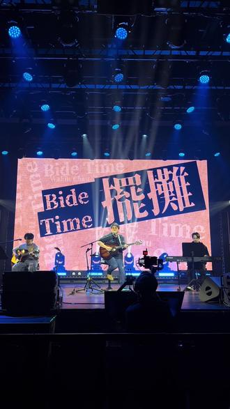 周华健大哥摆摊直播 #周华健 连续四场#周华健演唱会 演唱会~这场能来的真是赚到了~@卓然555 我俩都会唱~😂不是百万粉丝的都进不来~😂#周华健摆摊 来北京摆摊儿不得加上豆汁儿焦圈儿~😂~亲亲我的宝贝~花心~还有新歌~蕾丝花边~那一夜~🪴