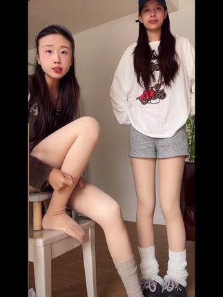 姐妹们,我终于找到了一条超级自然的光腿神器了!穿上它就像没穿一样,而且很舒服,爱美的女生们一定不要错过。#vlog日常 #光腿袜 #光腿神器推荐 #穿搭