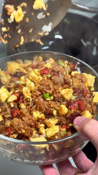 中午蒸的米饭没吃完,晚上做个酱油炒饭非常好吃😋#美食教程