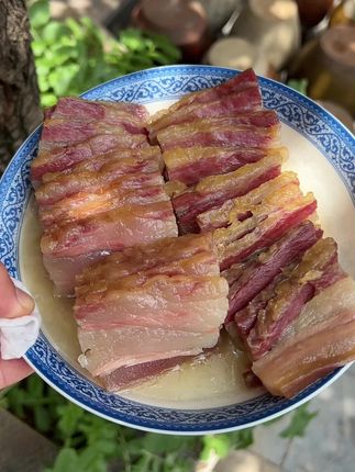 自家腌制的腊肉,你们吃起来安全,放心,盐巴也是刚好#家的味道#母亲的味道#儿时的回忆@叶子来了