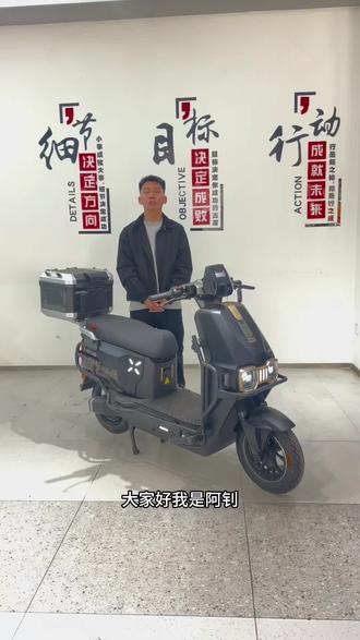 台铃赤兔!动力强劲,大电池,续航远!前后碟刹,制动性能好,TCS防侧滑,陡坡缓降,安全有保障。支持多种解锁方式!定位功能齐全。35L大座桶,细节随时问我!#台铃电动车 #英明台铃 #聪仔说车 #新国标电动车 @DOU+小助手 @DOU+好生意 @DOU+上热门