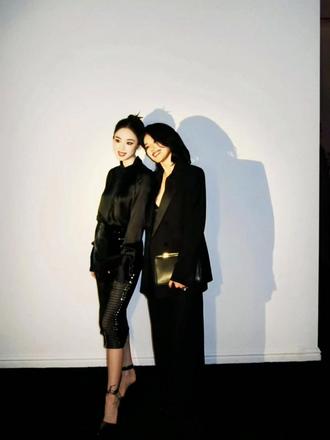 舒淇的新发型真好看,姐气场直接拉满了舒淇 Tom Ford Beauty 晚宴,她身着黑色西装,佩戴卡地亚珠宝#舒淇#古力娜扎 #tomford #抖音玩法合伙人计划 @舒淇故事