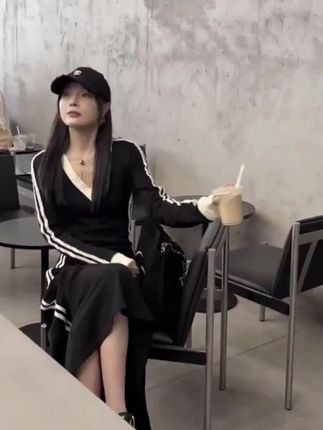 #初秋穿搭 #女神穿搭 #显瘦连衣裙 #V领连衣裙 #气质连衣裙