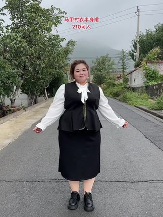 我们生在红旗下,长在春风里,目光所致,皆为华夏,五星闪耀,皆为信仰,千秋华夏,壮丽河山,落日余晖,璀璨星河,红旗漫卷,江山如画,祖国华诞,繁盛共享,盛世华诞,与国同庆,祝我泱泱大国依旧热血沸腾,祝福祖国,繁荣昌盛!@抖音小助手