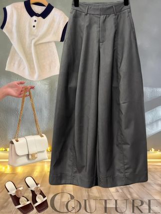 夏日衣橱C位必须是这条欧货西装裤!高腰设计直接拉成三七分,宽松阔腿藏住所有小肉肉,直筒版型利落又显瘦~   面料是那种垂坠感超强的,夏天穿也不闷汗。搭吊带是慵懒法式风,配衬衫秒变通勤达人,随便踩双凉鞋就很出片!   已自留两色,显瘦百搭实锤,梨形身材姐妹闭眼冲~#百搭裤子 #梨形身材穿搭 #遮肉显瘦 #显高显瘦显腿长 #通勤搭配