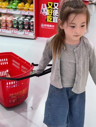 哇塞,这也太慵懒松弛了吧!给女儿买的这个休闲风三件套,我真的太满意了,上身简约又洋气,上衣是一个背。新加上小开衫的设计,坑条棉的料子,软糯又亲肤,而且现在早晨温差大小,开衫就很实穿,他做的高弹的上身舒适不紧绷。裤子是超洋气的弯刀裤版型,活动起来没有束缚感,是这种超柔软的牛仔面料,加宽的腰头,松弹舒适,内里包边整。套细节做工都很好,喜欢的妈妈快扣。#儿童穿搭分享 #潮童穿衣搭配 #生女儿就是用来打扮的 #童装萌娃穿搭