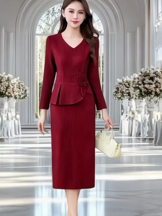 喜婆婆宴会装选这套!春秋新款假两件套美哭 姐妹们,给婆婆挑婚宴装的看过来~ 这款假两件套太绝了,春秋穿刚好,洋气又减龄。 版型超显瘦,藏肉效果一级棒,妈妈穿上气质爆棚,婚礼宴会上超亮眼。一套搞定穿搭,省心又体面。 让婆婆在大喜日子美得自信又出彩,赶紧安排上✨ #喜婆婆礼服 #春秋新款 #假两件套 #妈妈宴会装