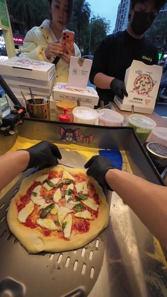 无缝衔接 连续6小时 你们一点也不让我休息啊 纯牛马#广州美食 #拿坡里披萨