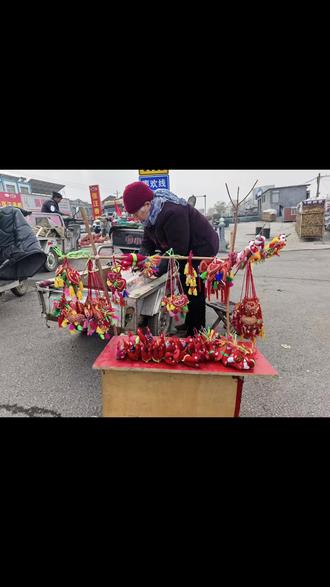 “打春鸡”是每年立春节气前一天,长辈们为孩子佩戴的布偶迎春鸡,又称“春鸡儿”,这一民间习俗在我国上世纪部分农村地区广为流行。它是以棉花和红、绿、黄等多种颜色的布为原料,手工缝制而成。 在鲁南一带,立春这天长辈们大都会在孩子们的衣服上缝制一对鲜艳的布公鸡,俗称戴“春鸡儿”。据说这样做可以驱邪祛病,寓意着孩子吉星高照,生活红红火火、越过越好、大吉大利。此外,“鸡”与“吉”同音,取吉祥之意,象征孩子从小“吉星高照”;立春之后气候转暖,各种毒虫纷纷出现,戴春鸡也寄托着人们希望儿童不受任何毒虫伤害的美好愿望。一般从立春之日起开始戴春鸡,延续好多天,在山东一些地区,会在元宵节或者正月十六赶庙会时扔掉春鸡 支持一下咱奶奶的手工吧 超级好看 😘