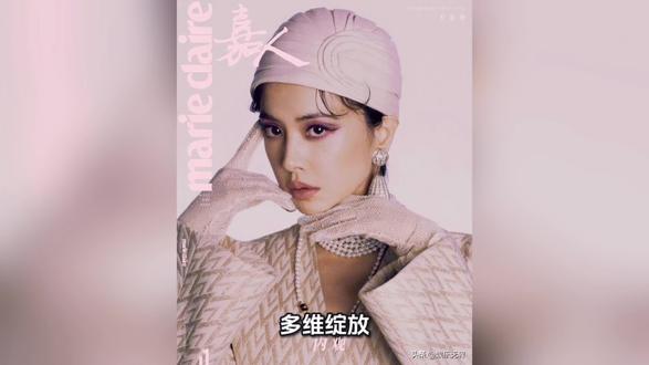 多维绽放!蔡依林新专巡演双爆,公益初心不改
2025年末,华语天后蔡依林以密集高能动态持续引爆热度,在音乐、舞台与公益领域同步闪耀。12月9日,新专辑《PLEASURE》收录曲《Fish Love》MV震撼上线,迪拜实景拍摄的科幻末世视觉张力拉满,48小时内完成沙漠疾驰、150米高空取景、水下失重等极限拍摄,传递挣脱情感操控的勇气,成为年度话题之作。
巡演筹备同样重磅,《PLEASURE》世界巡演首站敲定2025年12月30日起在台北大巨蛋连开三场,四万人场馆搭配360度全景互动舞台,蔡依林亲赴洛杉矶闭关集训,力求打破舞台边界。此前澳门站演出中,她以13套造型唱跳全场,新歌与经典曲无缝衔接,万人合唱场面封神。
事业之外,公益步履不停。蔡依林长期关爱心智障碍群体,联合品牌推出慈善联名T恤,捐出善款超35万元助力公益项目,用行动诠释艺人担当。同时,她登《时装L’OFFICIEL》九月刊四版封面,六套高定造型展现先锋时尚态度,新专辑13首歌全入榜单前列,持续领跑华语乐坛。
从极限创作到舞台革新,再到公益坚守,蔡依林以专业与温度,续写着天后的多元精彩。