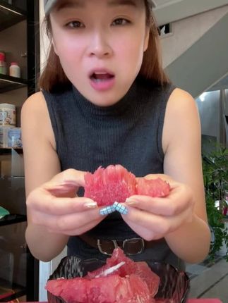 正宗福建平和蜜柚皮薄鲜甜汁多,直播间机制点击下方小黄车下单。