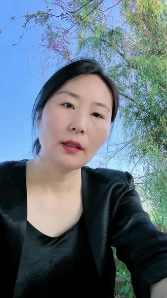 为什么现在的孩子心里那么脆弱,以下几点你们看看吧!
父母关系不和谐:家庭是孩子成长的第一个环境,如果父母经常争吵、冷战或存在家庭暴力,可能会使孩子有不安、焦虑或恐惧等负面情绪,从而导致心理脆弱、自卑等现象。
父母期望过高:家长对孩子往往有很高的期望,这种期望可能会给孩子带来巨大的心理压力,使孩子在面对学习和生活中的困难时,容易产生焦虑、抑郁等负面情绪。
过度保护或溺爱:有些家长对孩子过度保护或溺爱,导致孩子缺乏独立解决问题的能力和面对挫折的经验,一旦遇到困难,就会感到无助和脆弱
学业压力大:现代社会竞争激烈,学校和家长对孩子的学业成绩有很高的要求,孩子需要花费大量的时间和精力在学习上,这使得他们承受着巨大的学业压力,容易产生心理问题。
评价方式单一:学校通常以考试成绩为主要评价标准,这种评价方式过于单一,忽视了孩子的个性和特长,导致一些孩子在学习上感到挫败,从而影响他们的心理健康。
校园霸凌:部分学校存在校园霸凌现象,被霸凌的孩子可能会感到孤独、无助和恐惧,长期处于这种环境中,容易导致心理脆弱。
社会因素
社会竞争激烈:社会的快速发展和竞争加剧,使得孩子面临着更多的压力和挑战。他们需要在学业、社交、兴趣爱好等方面表现出色,以获得更好的发展机会,这种压力可能会导致孩子心理脆弱。
媒体影响:孩子可能会受到网络、游戏、影视作品中的负面信息影响,如暴力、恐怖等,这些信息可能会对孩子的价值观和行为模式产生不良影响,导致心理脆弱。
社交环境变化:现在的孩子生活节奏快,社交圈子相对较小,缺乏与同龄人深入交流和互动的机会,这使得他们在面对人际关系问题时,容易感到孤独和无助。
个体因素
心智不成熟:孩子的心智还不成熟,他们适应变化和抵抗挫折的能力一定不如成年人,面对生活中的困难和挫折时,容易产生心理脆弱的表现。
性格敏感:部分孩子天生性格敏感,对于外界的刺激和变化反应较为强烈,容易受到伤害,从而表现出心理脆。#家庭教育正确引导孩子 #正能量 #身心健康才是最大的财富 #原创视频 #正能量