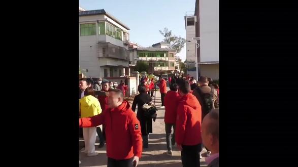 2025年11月29日,寻亲家長梁叔,迎来了阔别30年的亲生儿子梁志辉,这30年来,梁叔走了中国大部份城市,风餐露宿,居无定所,住过地下室,桥洞,甚至在一个下雨天的晚上,自己徒手用树技,树叶搭个简易的雨棚,外面下了的大雨,雨棚里下了中雨,里外的衣服和行李都淋湿,但梁叔从不放弃,一心想找到儿子,梁婶在广州工厂打工维持梁叔在外的开销,从早上7点上班到晚上12点,黑头发慢慢熬成很多白头发,这一路的艰辛和苦难终于在11月的一天,接到帽子叔叔的电话,寻亲DNA
比对吻合,终于亲生儿子找到了,梁叔一家人终于可以卸下寻亲的牌子,苦尽甘来,迎来了阔别三十年的亲生儿子梁志辉,这一个月来,很多爱心企业老板纷纷伸出援手,帮助梁叔一家里外的门窗,地板,厨房,外墙等重新翻新,让志辉感受这份沉沉爱的亲情,这一天,梁叔一家人准备了40圆桌的宴席,来招待五湖四海的网友和亲朋好朋。#梁志辉爸爸 #梁志辉回家 #阮总#装修汉老温