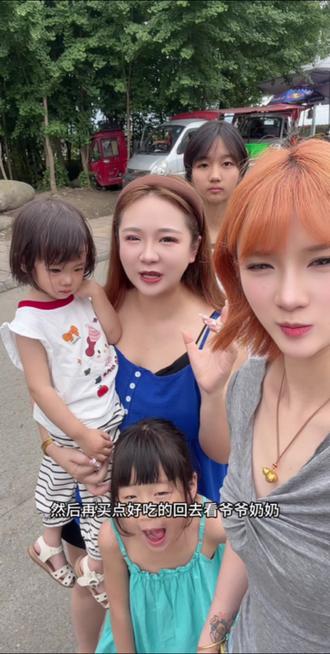 家人们给女儿之间的双向奔赴,最近在家呆着想爷爷奶奶了,大女儿直接收拾起还在睡觉的三妹,说走就走的喊我回老家了,谁说非要亲生的,这后来的不比亲老公靠谱啊! #小棉袄 #后妈 #记录