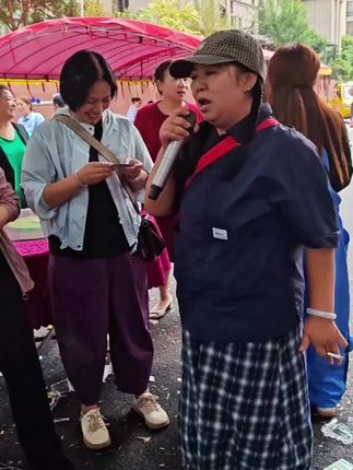 大哥儿子婚宴恰逢大幺爸72岁生日双喜临门,幺爸一家住贵阳一年难得见几次,婚宴席中亲朋好友都在,给幺爸过了次特别的生日,祝幺爸生日快乐,健康吉祥,这位邻家嫂嫂的祝福太实在了,感动#视频原声 #原创视频 #实在的嫂子 #开心果嫂子