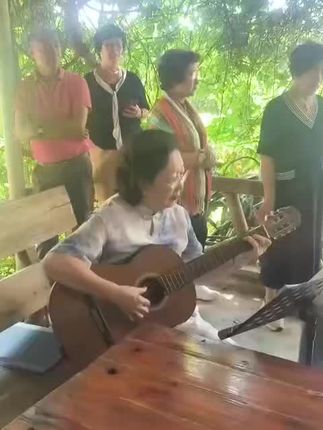 70岁的学员弹唱【送别】