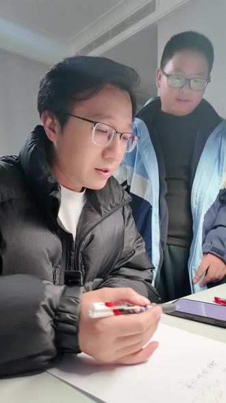 家里小朋友刚上初一,全年级664名学生,从第一次月考173名,到期中考试进步到年级第102名,再到第二次月考进步到年级第42名,班级第三,每次考试都有一次总结和下次考试的激励,这次花费20分钟对第二次月考成绩进行一次回顾和期末考试激励,学习不是一朝一夕的事情,需要养成良好的学习习惯,也需要家长的陪伴和引导,期待下小朋友期末更上一层楼#辅导作业 #上热搜 #家庭氛围 #初中 #考试总结