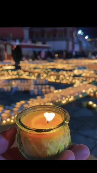 燃灯节又称“五公节”,藏语叫“葛登阿曲”,是西藏、青海、四川、甘肃等省、区藏族人民的宗教节日,每年藏年十月二十五日举行,为期一天。燃灯节是为了纪念佛教改革家,格鲁派创始人,宗喀巴大师的逝世而举行的活动。这天凡属该教派的各大小寺庙、各村寨牧民,都要在寺院内外的神坛上,家中的经堂里,点酥油灯,昼夜不灭。 准确来说应该是“燃灯日”,#藏文化 #祈福