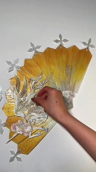 爆改金色折扇,这也太炫了吧!谁懂啊!UV胶+双层闪粉的暴击!逆水寒马车的雕花缀满钻感闪光,独角兽鬃毛泛着渐变银芒,扇动时像银河倾泻
#扇子#diy#马车#逆水寒手游 #逆水寒鸿运年