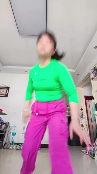 红配绿,多巴胺色系开启美好的一天。
