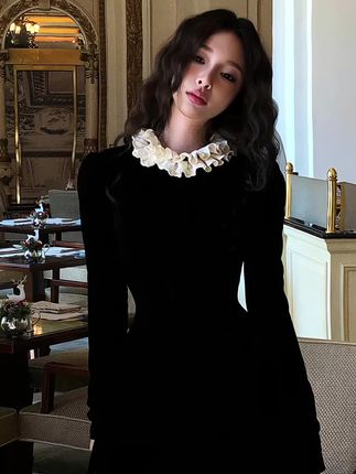 黑丝绒小黑裙 高级又矜贵~#约会穿搭 #女神穿搭 #复古穿搭 #法式穿搭 #高级穿搭